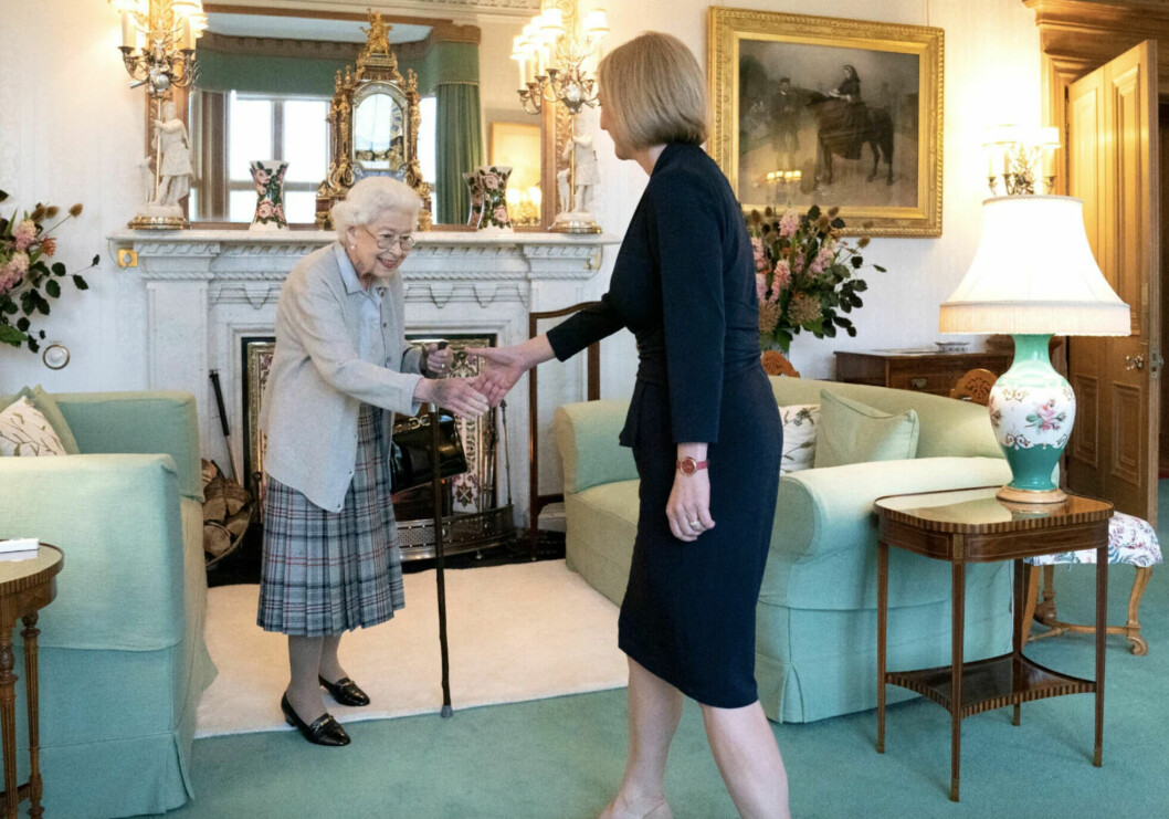 Drottning Elizabeth skakar hand med den nya premiärministern Liz Truss.