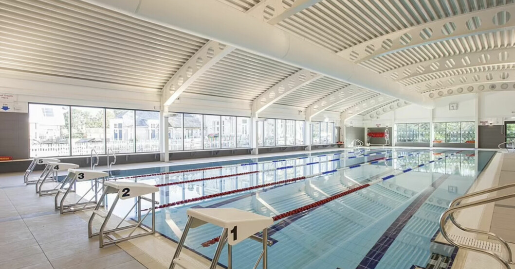 Skolans 25 meter långa pool.