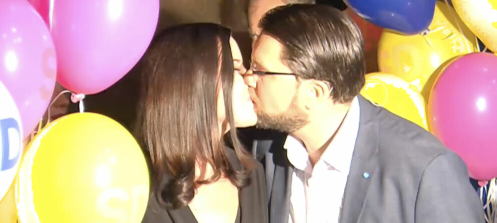 Jimmie Åkesson, 43, kysser sin nya flamma – Matilda Kärnerup, 27.
