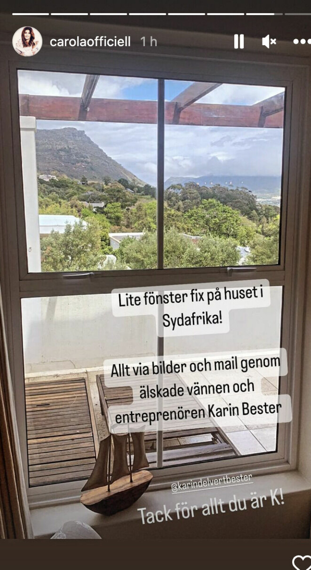 Just nu är Carola i full färd med att rusta upp fönster i villan. Hon hyllar även en vän som hjälper henne på vägen med arbetet.