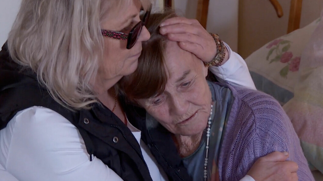 Monica Ferm håller om sin mamma Barbro Kjellberg och håller handen på sidan av hennes huvud.