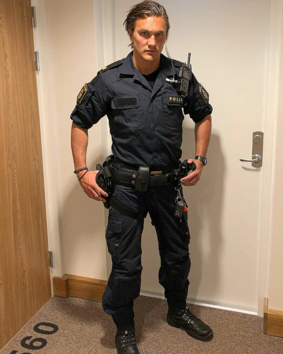 Filip Pelas är aktiv på sociala medier som TikTok, Instagram och Youtube och skildrar arbetet som polis. Filip Pelas