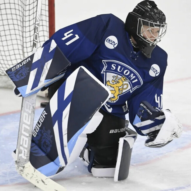 Noora Räty har spelat både fotboll och ishockey, men att ha varit så pass bra som hon har satt sina spår. Noora Räty, iklädd i det finska matchstället framför mål.
