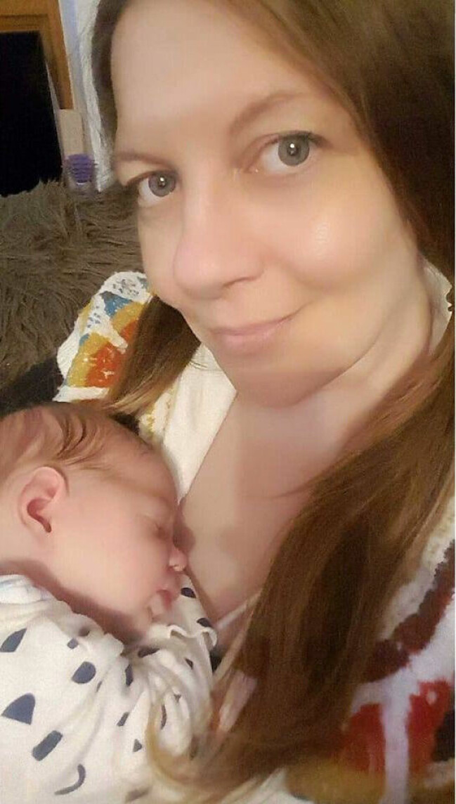 Anya med nyfödda dottern på bröstet.