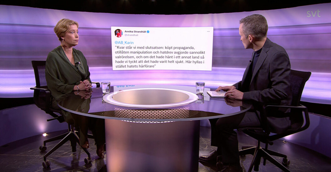 Annika Strandhäll, likt många andra makthavare, fick sitta och svettas i Anders Holmbergs stol. Denna gång över sitt twittrande.