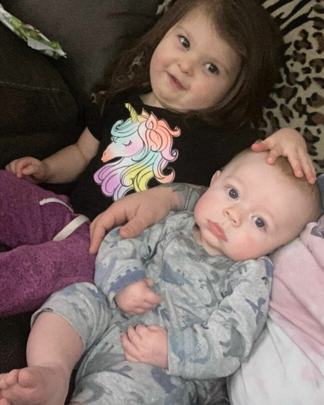 Mamma Nicaela tror att dottern Aubreanna råkat stänga in Ryder i soffan, men vill inte att hon ska känna skuld över olyckan på morsdag. Syskonen tillsammans hemma i soffan.