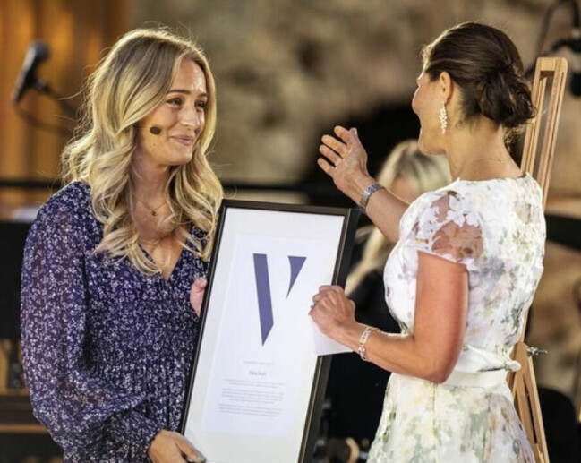 Ebba Årsjö blev den första paralympiern att tilldelas Victoriapriset. Ebba Årsjö tar emot Victoriapriset i somras.