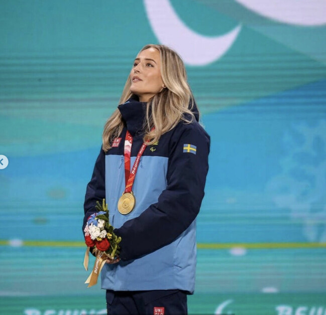 Ebba Årsjö har en lång meritlista med bland annat två VM-guld och elva världscupsegrar. Ebba Årsjö på prispallen under paralymics i Kina.