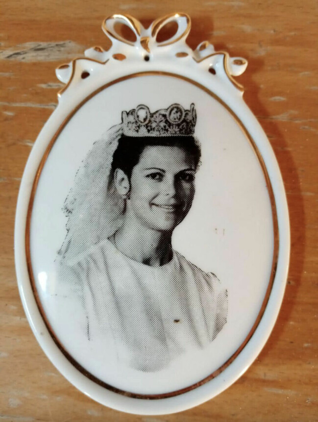 En medaljong med drottning Silvia på hittades vid strandkanten. Medaljongen föreställande drottning Silvia.