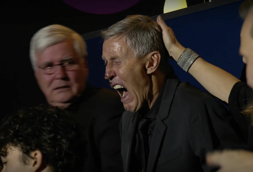 Börje Salming och en märkbart berörd Stig Salming tar emot publiken hyllningar.