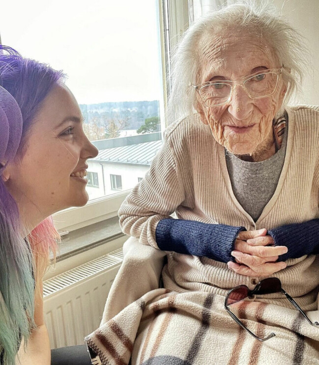 Linnea Claeson skriver en vacker hyllning till sin ”extramamma” Hédi Fried på Instagram. Linnea Claesson och Hédi Fried tillsammans.