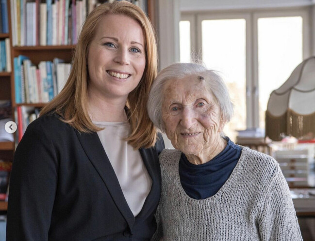 Flera svenska politiker hyllar Hédi Fried och sörjer henne på Instagram. Annie Lööf och Hédi Fried tillsammans.