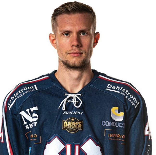 Samuel Lidström har nyligen bytt klubb för spel i Enköpings SK. Samuel Lidström iklädd Surahammars matchställ.
