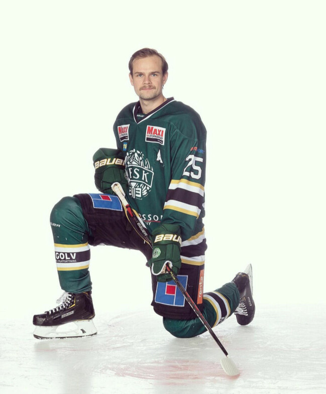 Adam ska nu testa vingarna i USA. Adam Lidström på isen.