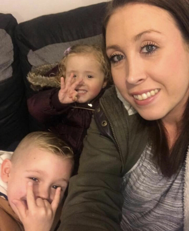 Barnen Harry, 8, och Mia, 6, bor nu hos Amies mamma Tracey, barnens mormor. Amie tillsammans med sonen Harry och dottern Mia.