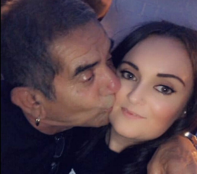 Staceys mamma Sue hittade dottern död i sängen i april 2021. Stacey med sin pappa.
