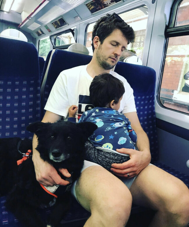 Pappa Ben med sonen och hunden.