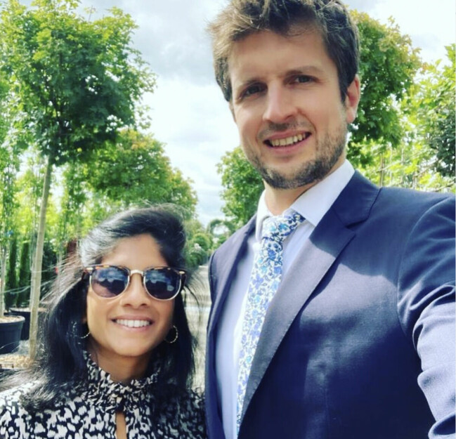 Ben och Anjali vill nu varna andra föräldrar om influensans livsfarliga symtom. Anjali och Ben.