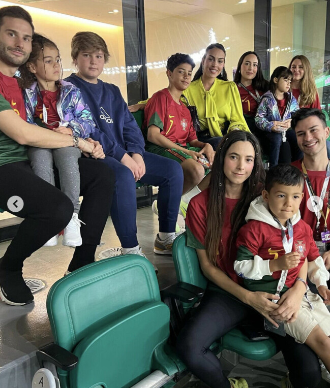 Georgina Rodriguez och familjen har stöttat Cristiano Ronaldo på läktaren. Georgina och familjen på läktaren.