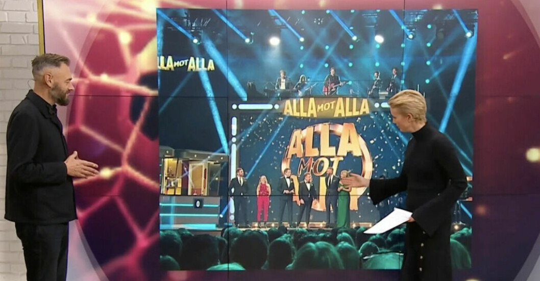 Jenny Strömstedt pekar på en person som hon menar på är Olof Lundh.