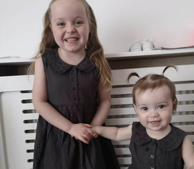Cancersjuka Hallie har en storasyster som är född 2016. Hallie med sin storasyster.