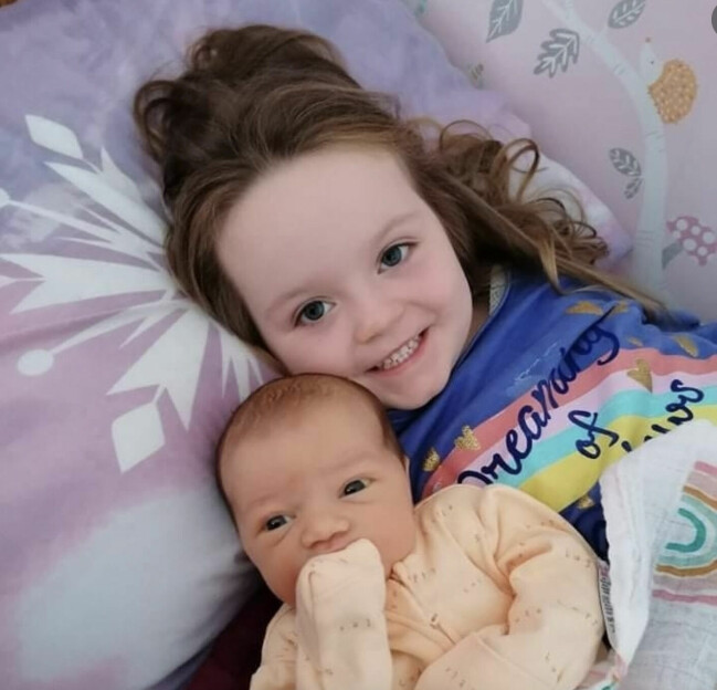 Familjens liv har satts på paus när lilla Hallie kämpar för sitt liv. Storasyster och lillasyster Hallie.