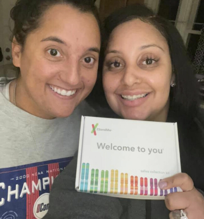 Cassandra gjorde ett DNA-test 2019 och övertalade bästa vännen Julia att göra detsamma. Julia och Cassandra med DNA-provet.
