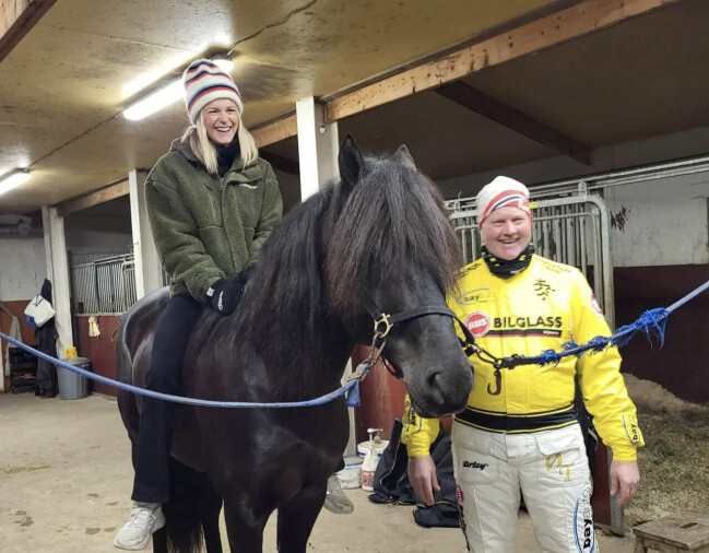 Kanske är det inte dags för Frida Karlsson att byta sport riktigt än? Frida Karlsson sitter på ryggen på sin häst.