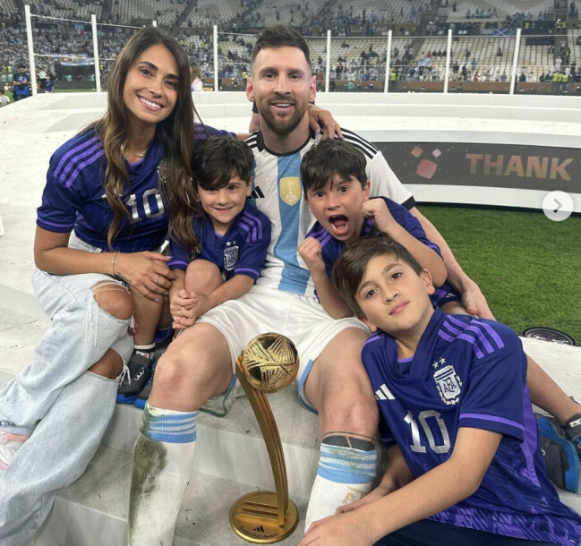 Lionel Messi tillsammans med frun Antonella Roccuzzo och sönerna Ciro, Mateo och Thiago. Lionel Messi tillsammans med frun Antonella Roccuzzo och sönerna Ciro, Mateo och Thiago och VM-pokalen.
