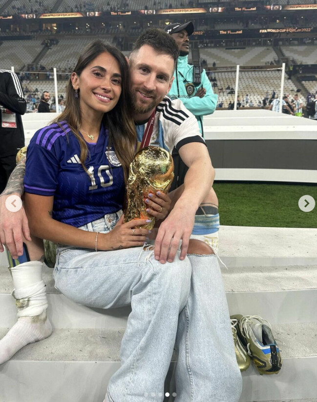 Lionel Messi håller om sin fru som i sin tur håller i VM-pokalen. Lionel Messi håller om frun Antonella Roccuzzo som håller i VM-pokalen.