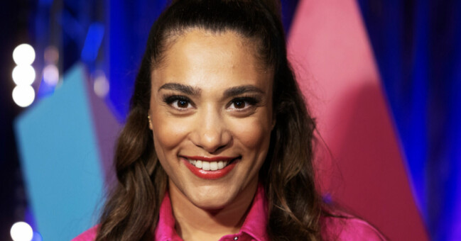 Farah Abadi dyker upp som programledare i Melodifestivalen 2023. Farah Abadi leendes rakt in i kameran.