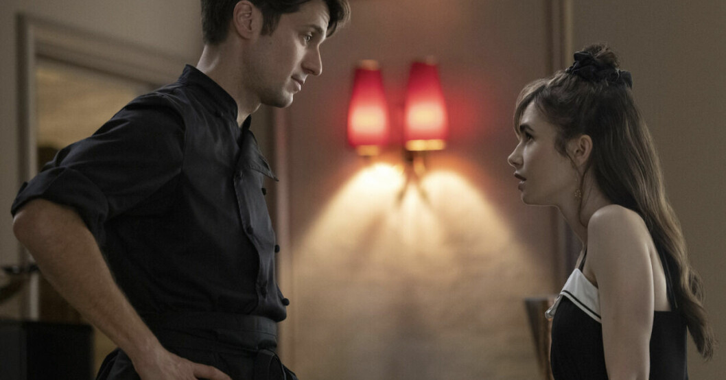 Gabriel och Emily i säsong tre av Emily in Paris. Lucas Bravo som spelar Gabriel och Lily Collins som Emily.