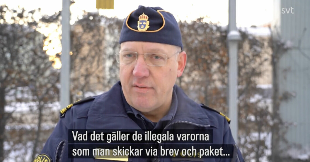 Jonas Eronen, polisens presstalesperson, menar att det är vanligt att gärningspersoner väljer att skicka sina varor med posten istället för att bära på det själva. Jonas Eronen, polisens presstalesperson.