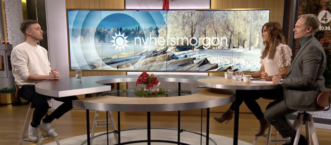 Vanligtvis byter den första duon av med den nya duon under programmets gång – men här sitter Axel ensam. Nyhetsmorgon