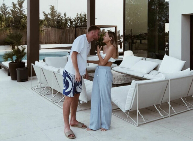Paret träffades på fotbollsplanen och började sedan att skicka meddelanden till varandra på Instagram. Dejan och Eldina.