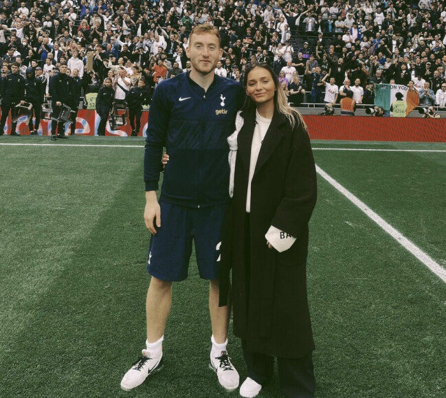Eldina Ahmic har själv spelat fotboll på hög nivå och representerat klubbar som AIK och Brommapojkarna. Dejan och Eldina på en fotbollsplan.