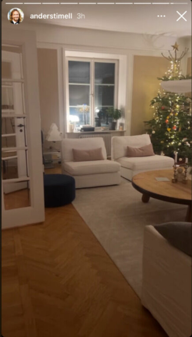 En inblick i familjens vardagsrum.