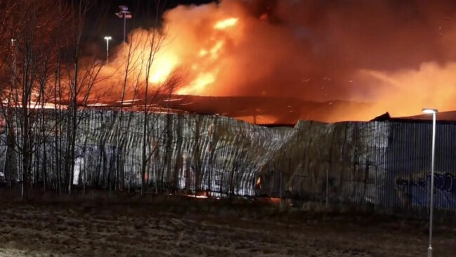 Eldflammor syns från industribyggnaden. Eldflammor syns från industribyggnaden.