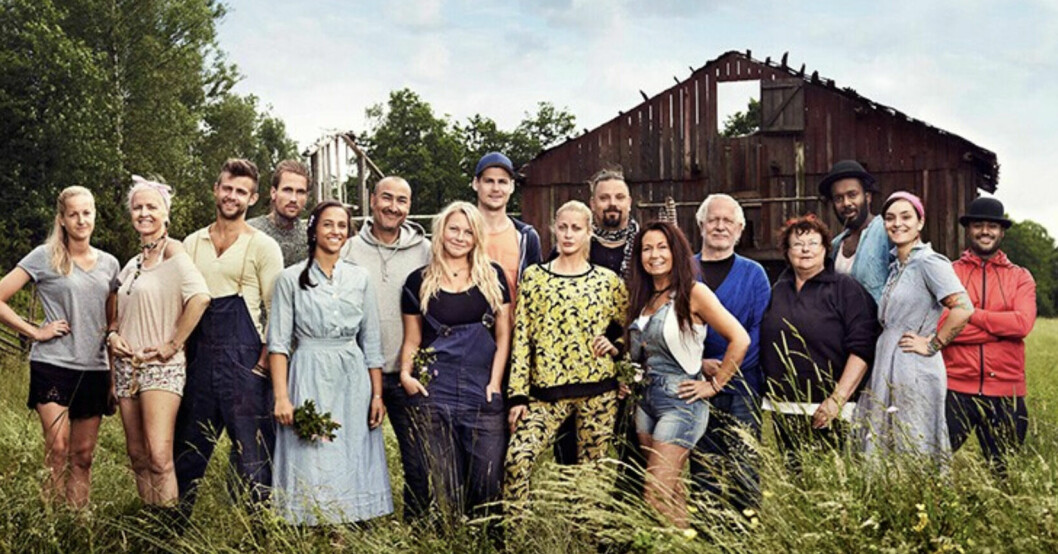 Deltagarna i Farmen 2016. 16 personer från Farmen 2016 på ett fält med grönska.