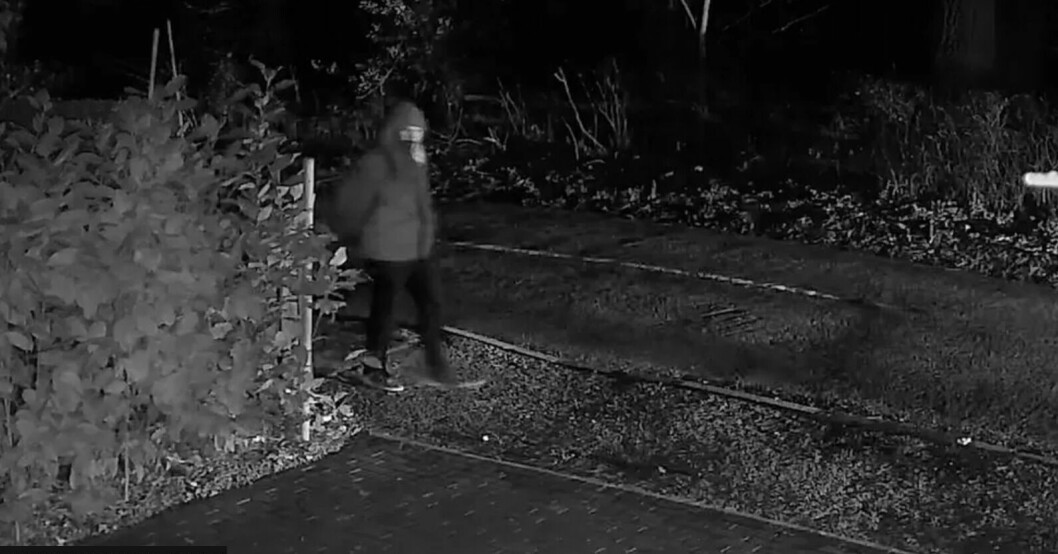 Här fångas John Jessop på Clairs grannes övervakningsfilm innan mordet.