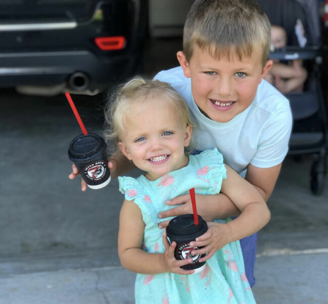 Peyton Hillis son och dotter som han räddade från att drunkna. Peyton Hillis son och dotter