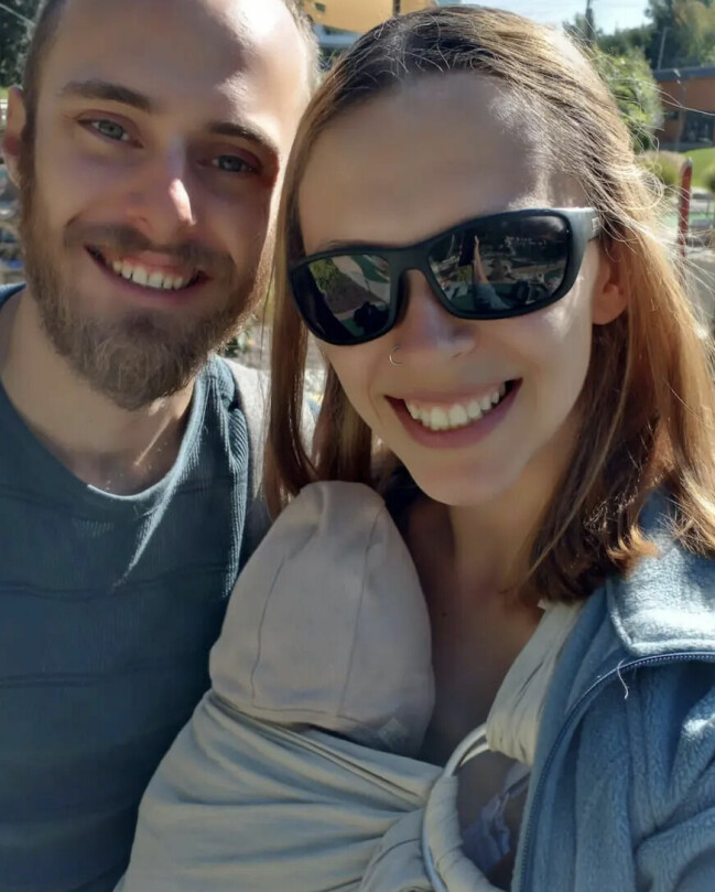 Hela familjen på fyra personer sover i samma säng. Kaytlynn Green bredvid sin partner och med ett barn på bröstet.