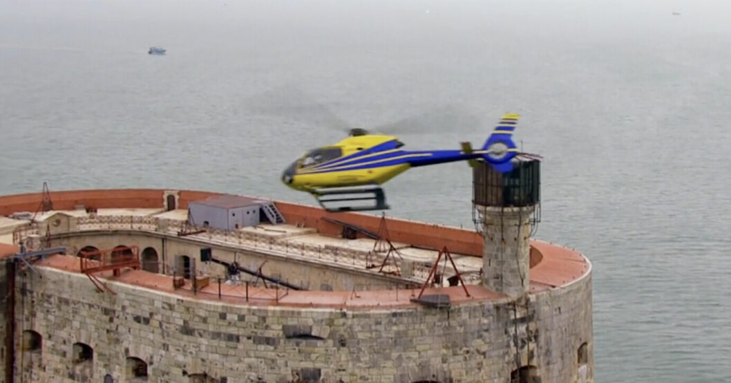 Skidstjärnan fördes med helikopter till sjuhus från fortet. En helikopter flyger över Fångarna på fortet-fortet
