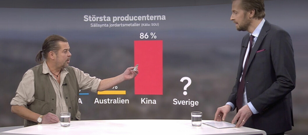 … och visar upp den glatt för en tillsynes förvånad Magnus Thorén.