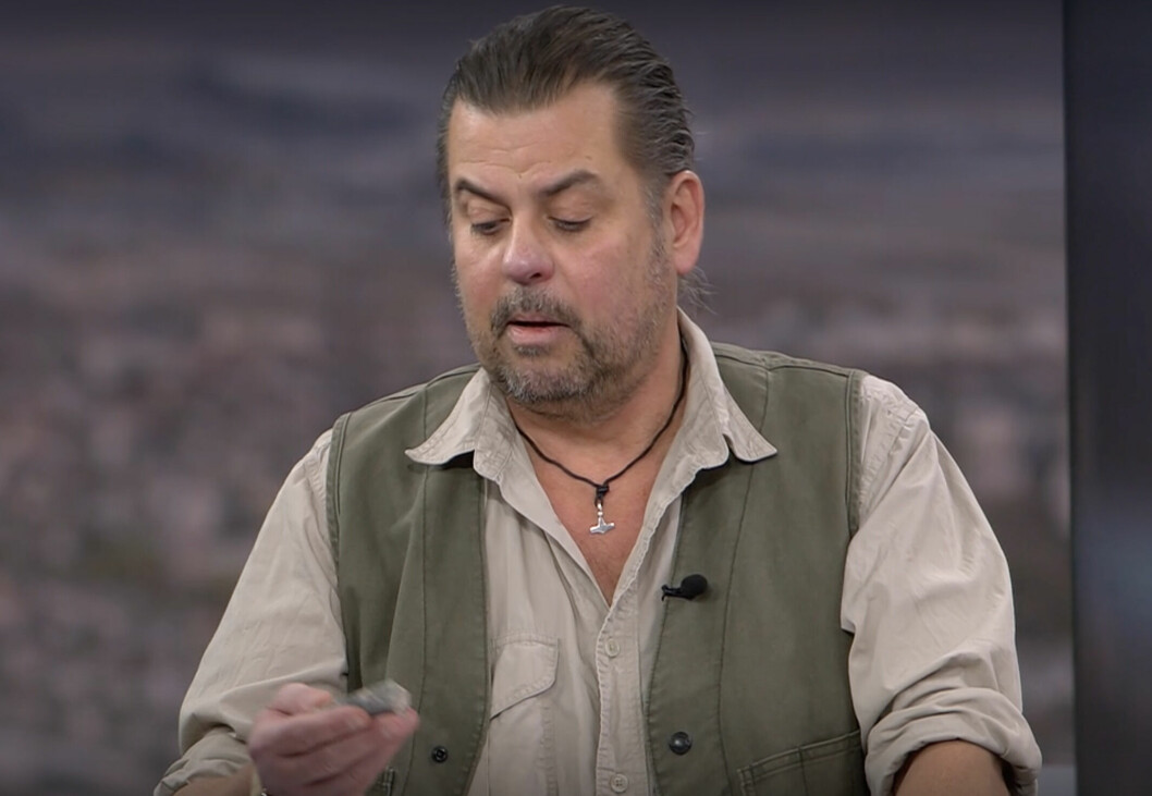 Erik Jonsson plockar upp stenen ur fickan …