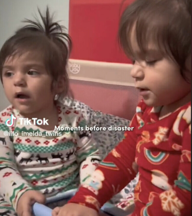 Tvillingarna föddes samtidigt men de blev inte till samtidigt. Tvillingarna Lilo och Imelda lekar tillsammans.