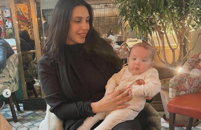 Zoe med dottern Ophelia i famnen – något som ett tag inte alls var självklart.