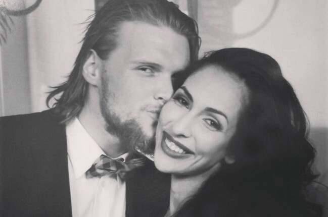 Robin Lehner tillsammans med frun Donya Lehner. Robin Lehner pussar frun Donya Lehner på kinden.