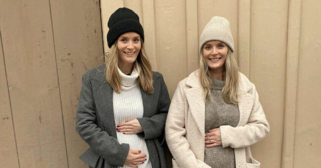 Jessica Vannfält och Josefine Vannfält med sina gravidmagar. Jessica Vannfält och Josefine Vannfält håller händerna om sina magar.