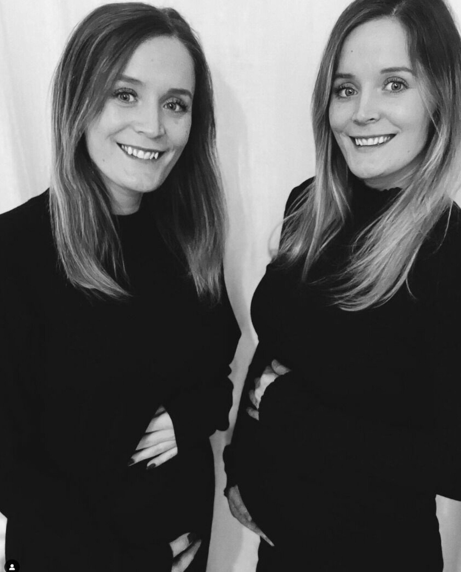 Josefine och Jessica är minst sagt lika och frågan är hur lika deras barn blir som faktiskt teknisk sett blir halvsyskon eftersom enäggstvillingar har samma dna. Jessica Vannfält och Josefine Vannfält håller händerna om sina magar.